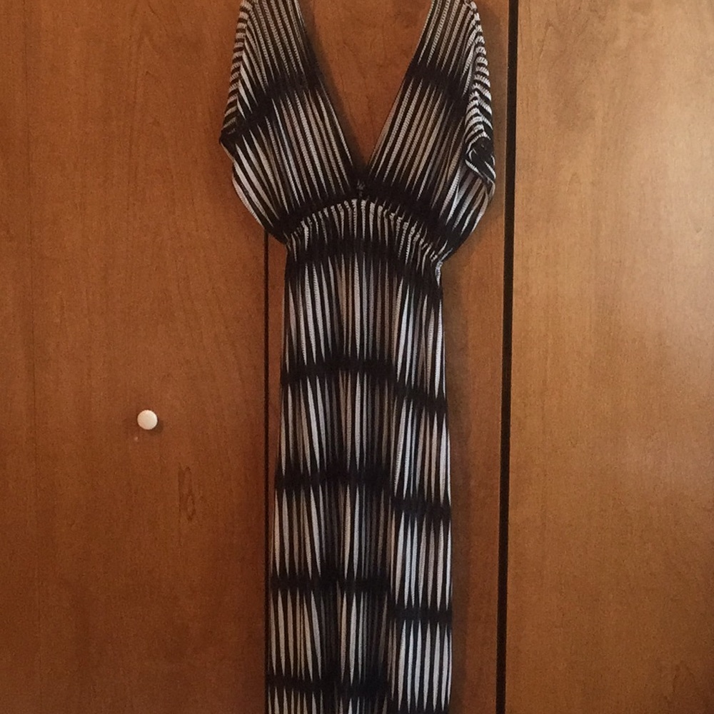Long black and white one size lounge gown